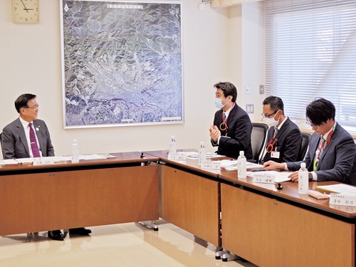 高橋市長（左）に質問する日本郵便社員