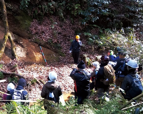笠間氏（写真奥）から震生湖逆断層の説明を聞く参加者