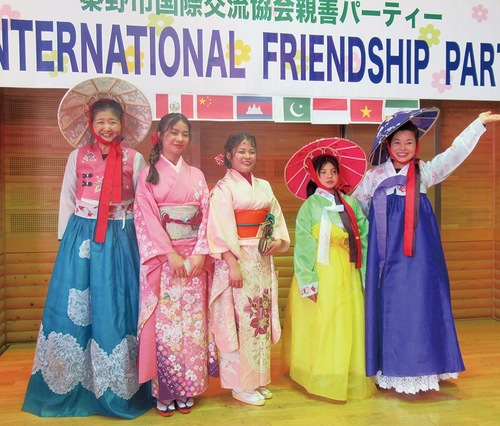 着物や韓国のチマチョゴリを着る参加者ら