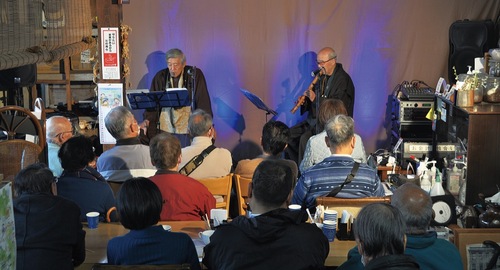 尺八の音色に聞き入る来場者