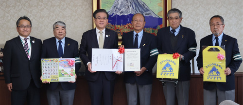 ランドセルカバーなどを寄贈した交通安全協会の宇佐美会長（中央右）