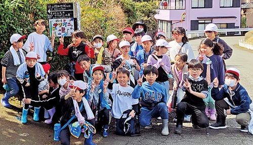 ３年１組の児童と、新たに設置された看板