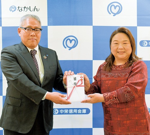 目録を手渡す北村理事長（左）と竹田代表