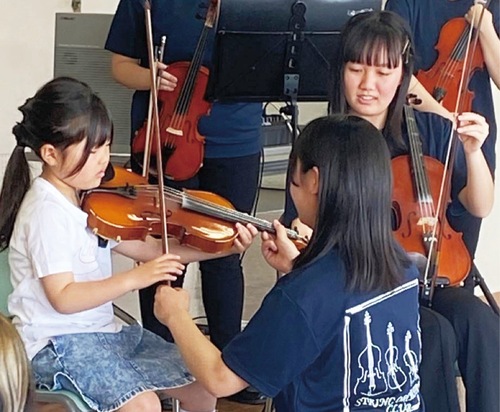 昨年の楽器体験の様子