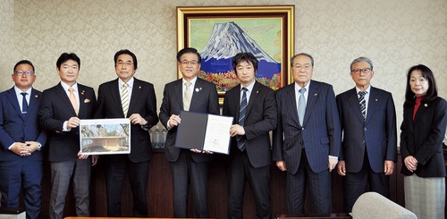 感謝状を手にする高橋市長（中央左）と関野会長（中央右）