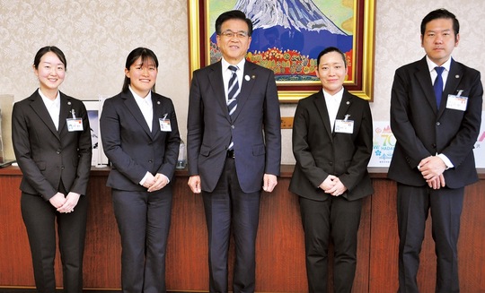 左から草野さん、山口さん、高橋市長を挟み、勝俣さん、坂岡さん