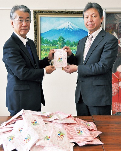 府川校長（右）に手渡す川上会長