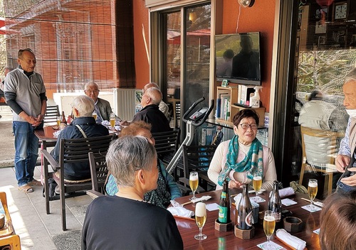 支部の会員を前にあいさつする石井さん（左）