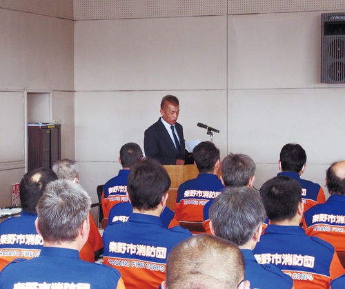 消防団員向けに講習を行う内海さん