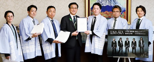 高橋市長（中央）へ署名を提出した実行委メンバー