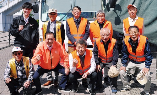 献血を呼びかけた会員ら