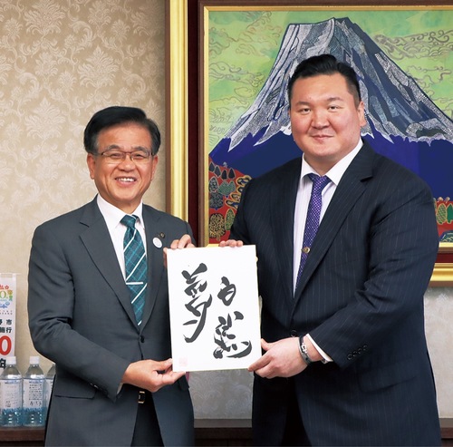 高橋市長に色紙をプレゼントした宮城野親方