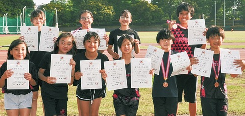 表彰状を持つ選手ら