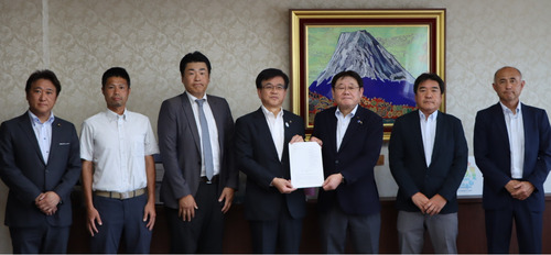 高橋市長（中央）へ要望書を提出した野球団体の関係者＝市役所