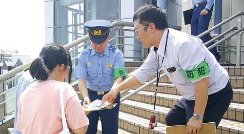 東海大学前駅で行われた緊急キャンペーン