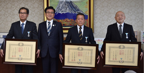 左から遠藤さん、高橋市長、住吉さん、森谷さん