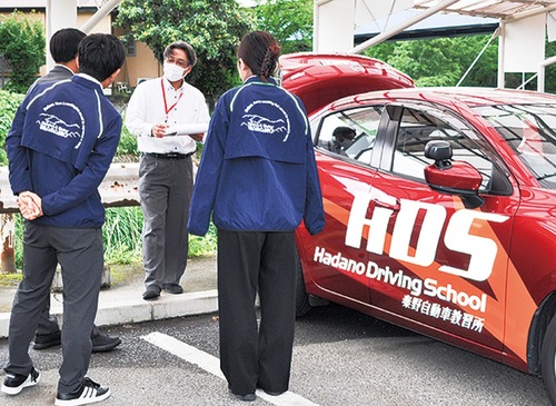 指導員の話を聞く職員