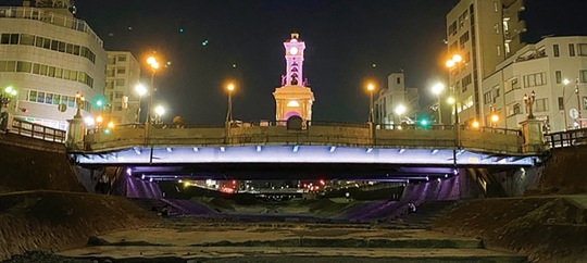 まほろば大橋と時計塔のライトアップイメージ（市提供）