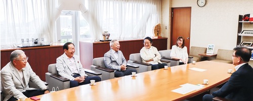 高橋市長に活動を報告した浜理事長（中央）ら