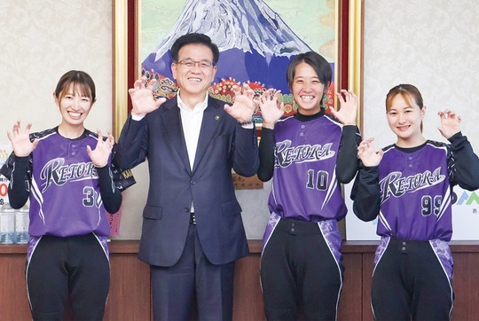 「トラ」のポーズを決める大場監督（左）ら