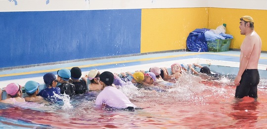 民間の講師（右）の指導のもと体を浮かせる練習