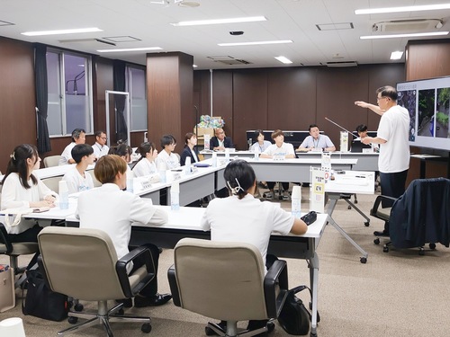 学生からの提案などに対し、話をする高橋市長（右）