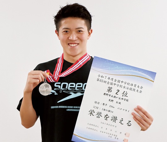 銀メダルと表彰状を手にする矢野さん