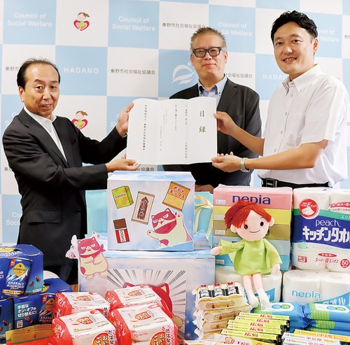 ２店から社協梶山事務局長（左）へ