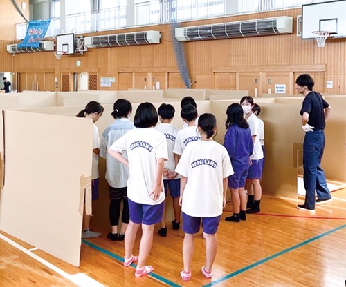 段ボールで間仕切りした避難所の生活スペース（写真は以前の訓練）