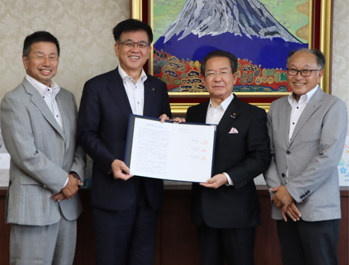 左から桐山浩幸会長（西商連）、高橋市長、石井会頭、柏木真一会長（商連）