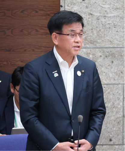 答弁する高橋氏