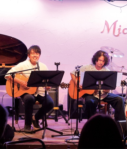 ライブ出演した山本さん（左）