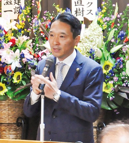 あいさつする神倉県議