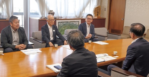 提言書を提出した懇話会の吉田会長（奥中央）