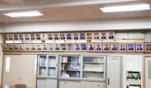 渋沢小学校の校長室に飾られる歴代PTA会長の写真（写真の一部を加工）