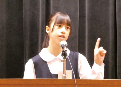 スピーチする八田さん（市提供）