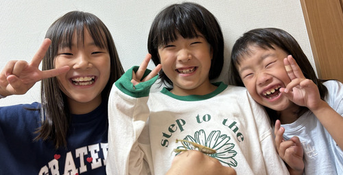 コカマキリ（手前）と発見者の長沼さん（左）、高橋さん（中央）、中川さん（右）