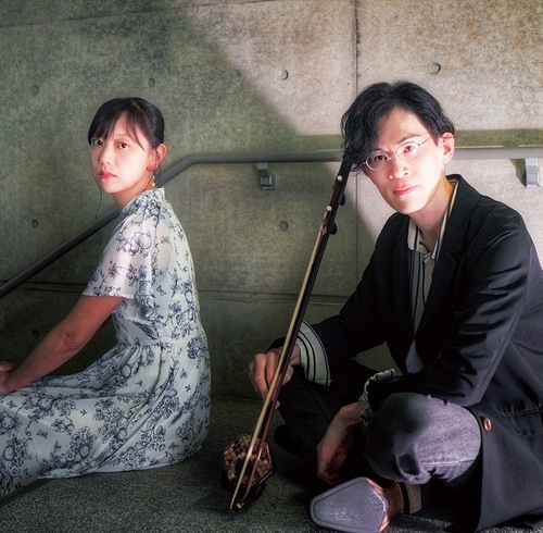 二胡奏者の原田サトシさん（右）とピアニストの宮内未希さん（左）