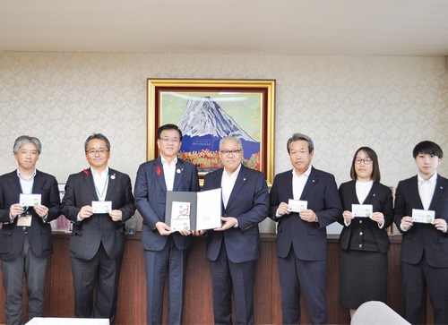 北村理事長（中央）と高橋市長（中央左）