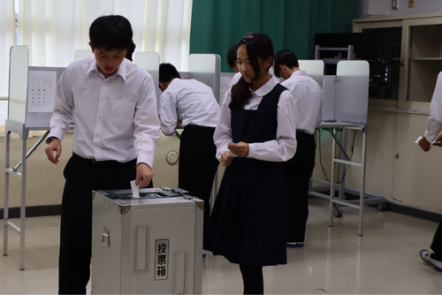 選挙管理委員会が協力して投票箱や記載台を設置して実施＝16日