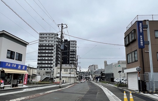 多世代交流施設の建設が計画される県道705号沿い（写真奥が秦野駅）