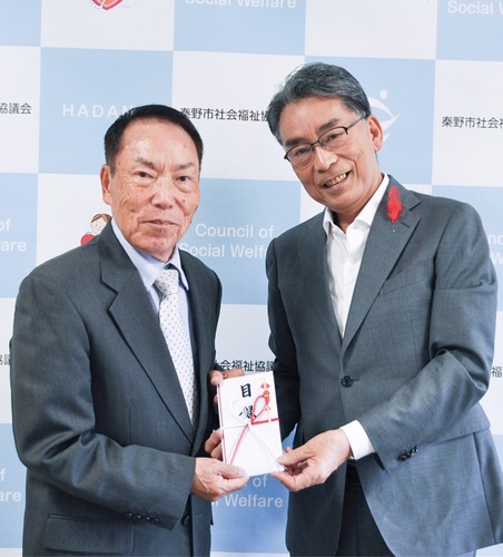 目録を手渡す杉本会長（左）