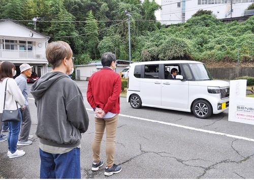 Ｈｏｎｄａ ＳＥＮＳＩＮＧの体験・見学する参加者ら