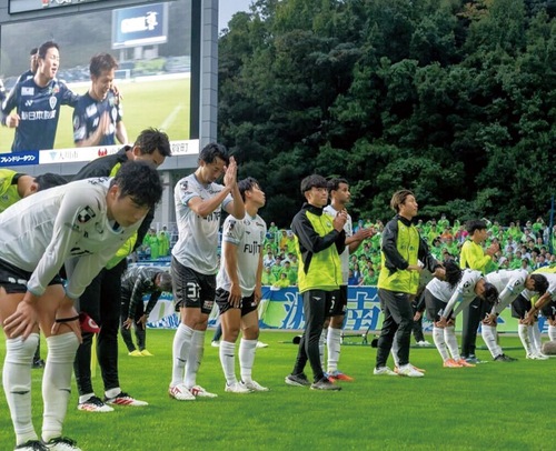 サポーターにあいさつする選手ら(C)SHONAN BELLMARE