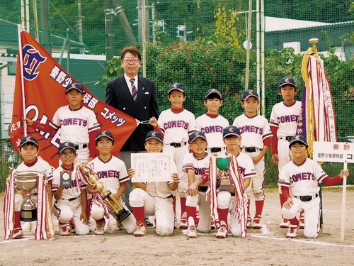 優勝したコメッツの選手たち（主催者提供）