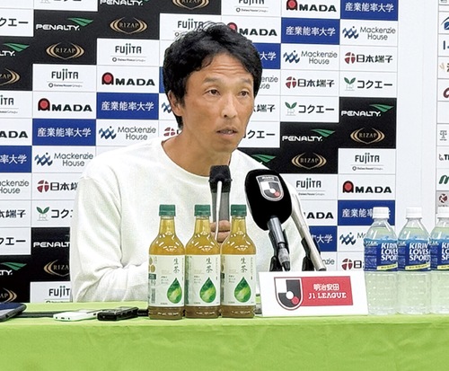 試合後に会見する山口監督