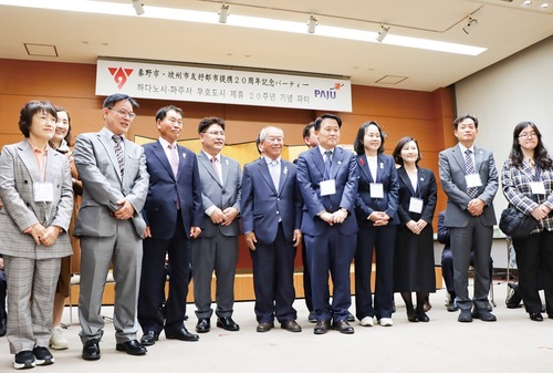 韓国から訪問したメンバー。右から5人目がチェ副市長