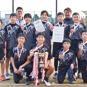 優勝を喜ぶ選手ら