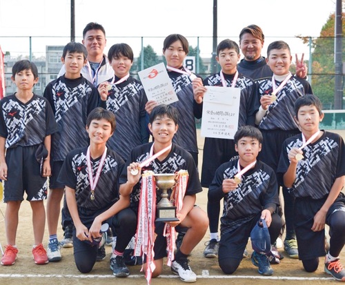 優勝を喜ぶ選手ら