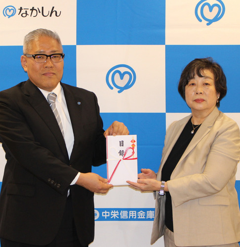 目録を手渡す北村理事長（左）と大畑代表